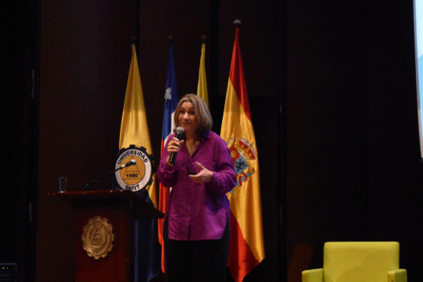 ponente hablando sobre violencia