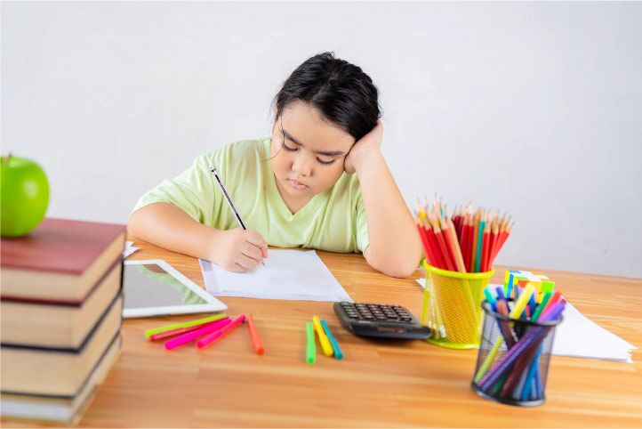 niña estudiando frustrada