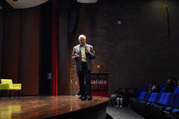 Ponente hablando sobre educacion emocional