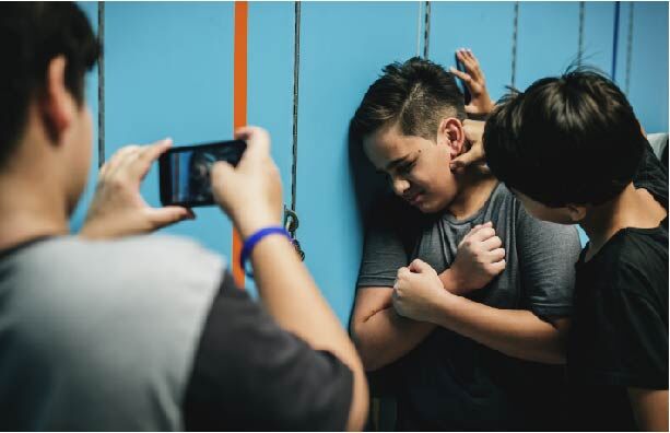 niños molestando a otro niño en la escuela
