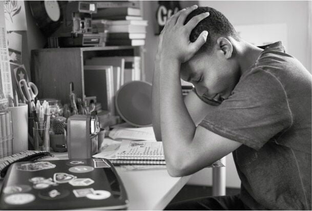 joven triste y frustrado