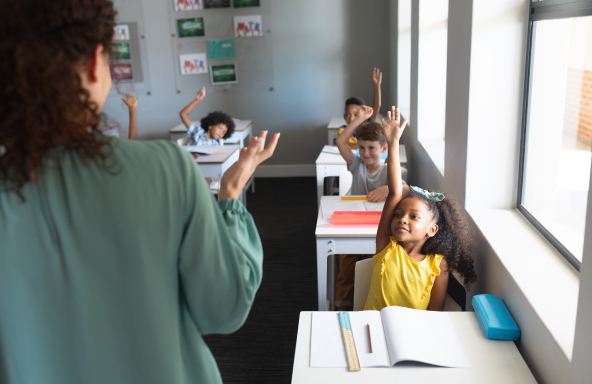 imagen de docente en una clase con alumnos